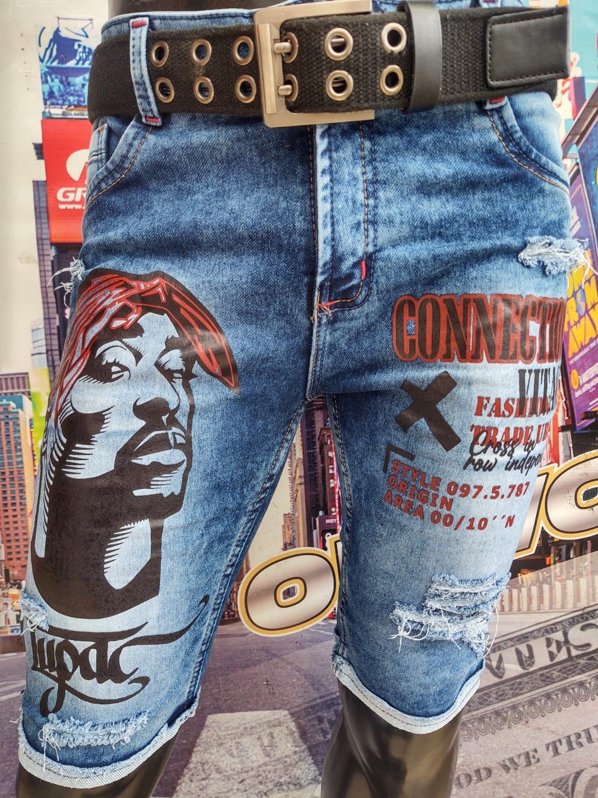 Un par de pantalones cortos de mezclilla con una imagen de Tupac Shakur en ellos.