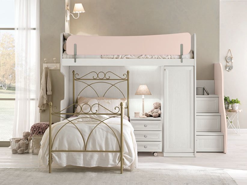 Camera da letto con letto a soppalco bianco, struttura del letto dorata, gradini, armadio e cassetti.