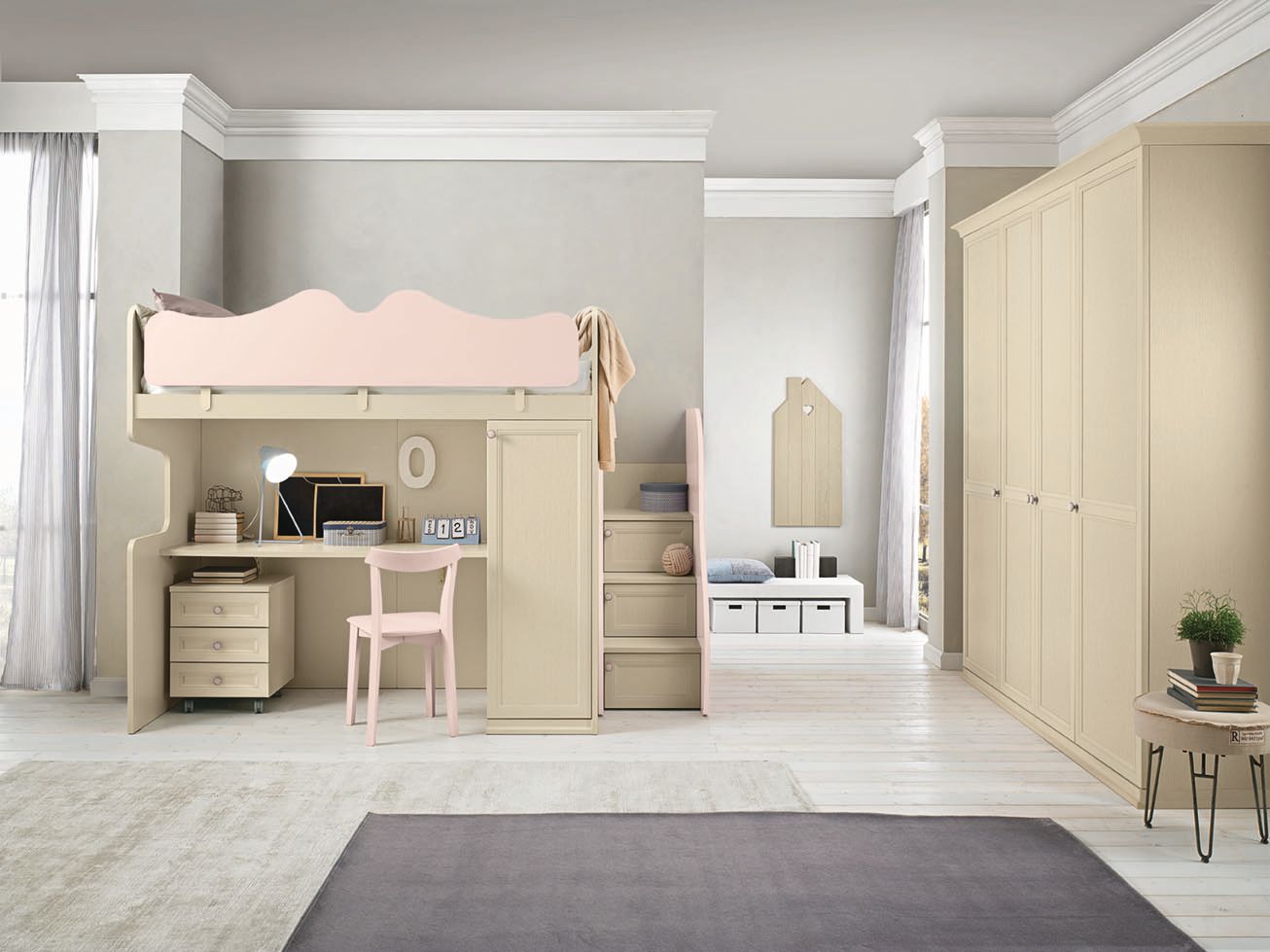 Una cameretta per bambini nei toni beige e rosa, con letto a soppalco, scrivania, armadio e tonalità neutre.