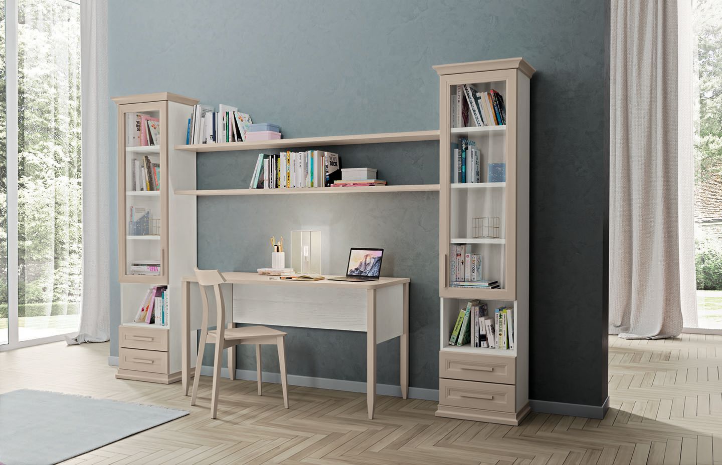 Scrivania con libreria, legno chiaro, libri, sedia e decorazioni contro una parete grigio-blu.