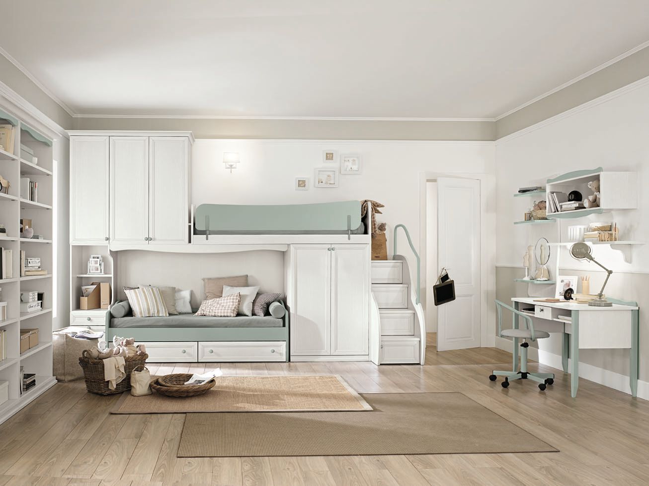 Camera luminosa con letto a soppalco sopra un divano, scrivania e spazio di archiviazione integrato, il tutto in colori neutri.