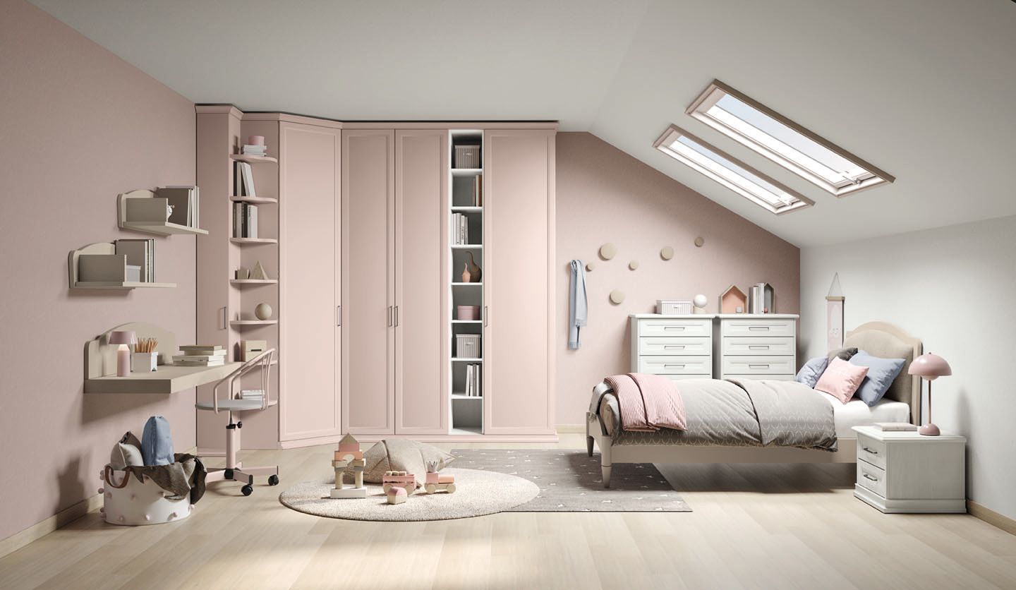 Camera da letto rosa con armadio a muro, letto sotto i lucernari e bambino che gioca sul pavimento.