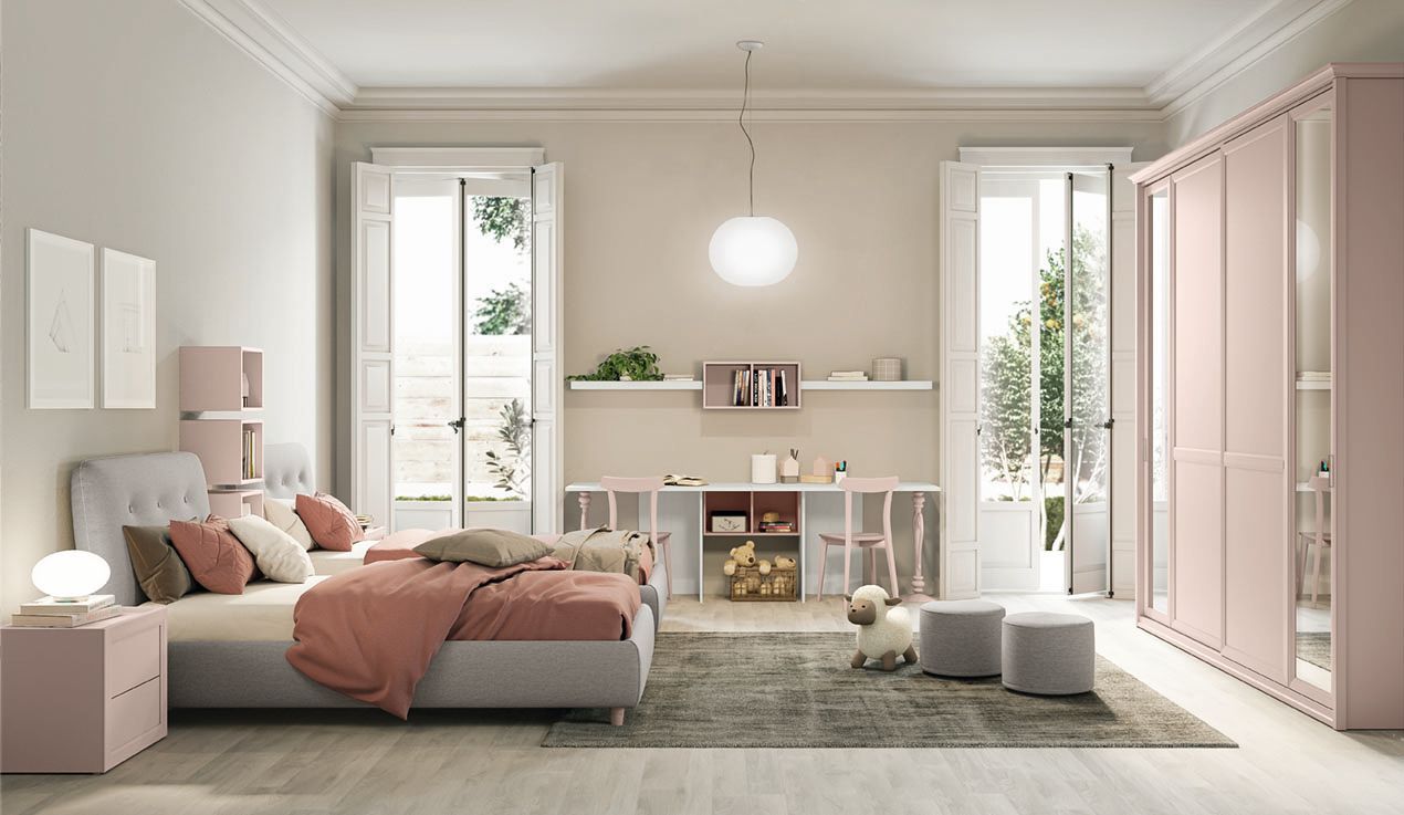 Una camera da letto rosa con letto, armadio e balcone. Pareti neutre, luce naturale.