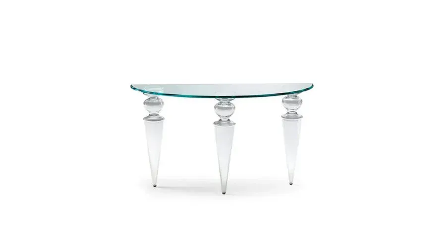 Tavolo consolle in vetro trasparente con tre gambe, piano arrotondato e colonna decorativa.