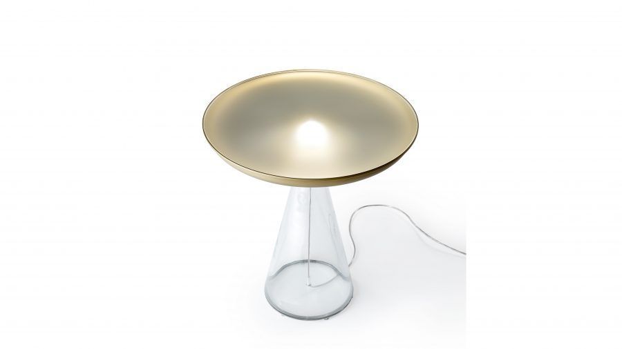 Moderna lampada da tavolo con paralume dorato e base conica trasparente, illuminante.