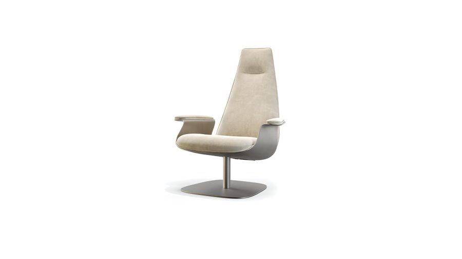 Sedia girevole con schienale alto e braccioli, imbottita in beige, su base in metallo grigio.