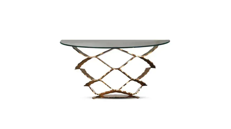 Consolle in metallo dorato e vetro con base a forma di diamante.