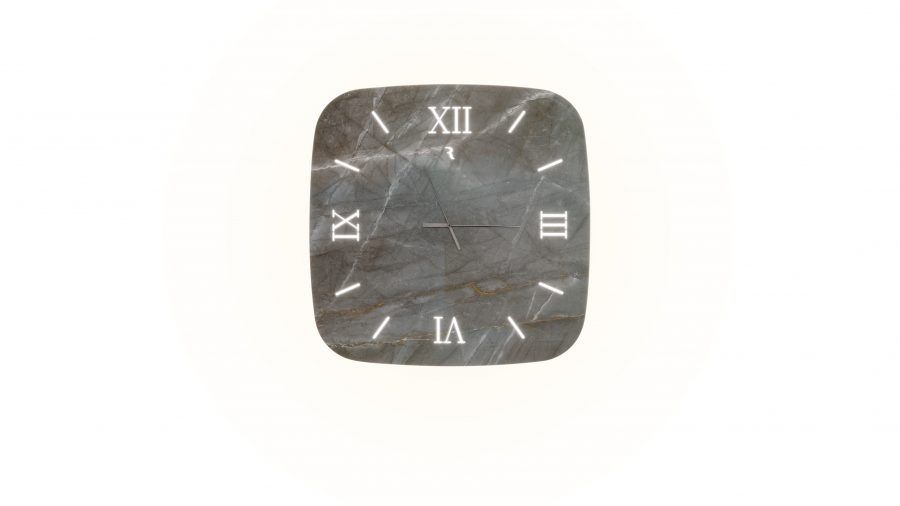 Orologio quadrato in pietra con numeri romani, numeri bianchi su sfondo grigio scuro, lancette che indicano le 3:15.