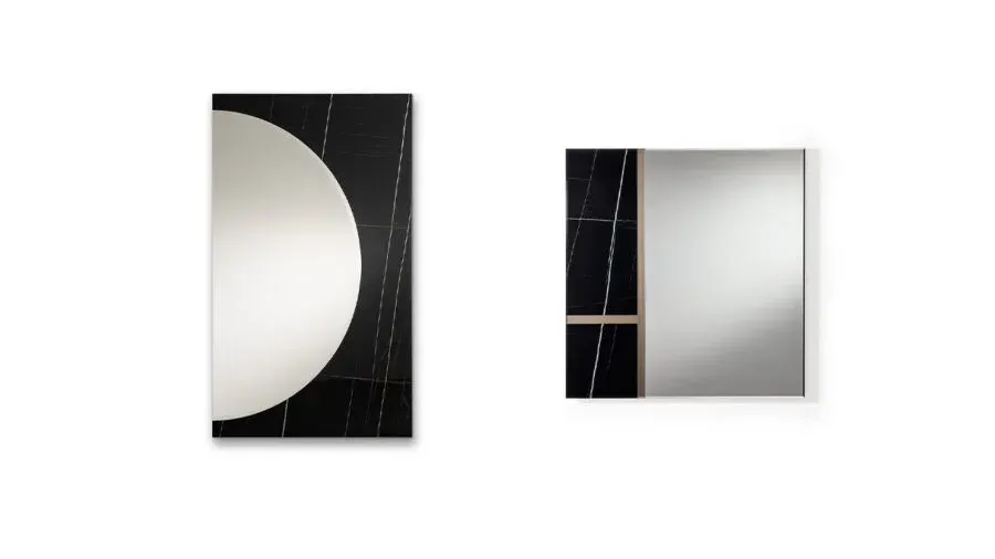 Due specchi moderni con dettagli in marmo nero e superfici a specchio.