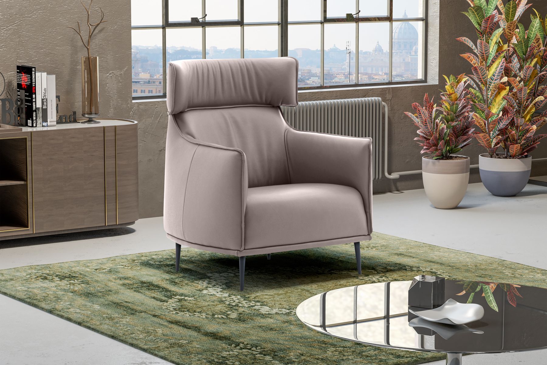 Una poltrona beige chiaro in un loft, con un tappeto, un tavolino e delle piante.