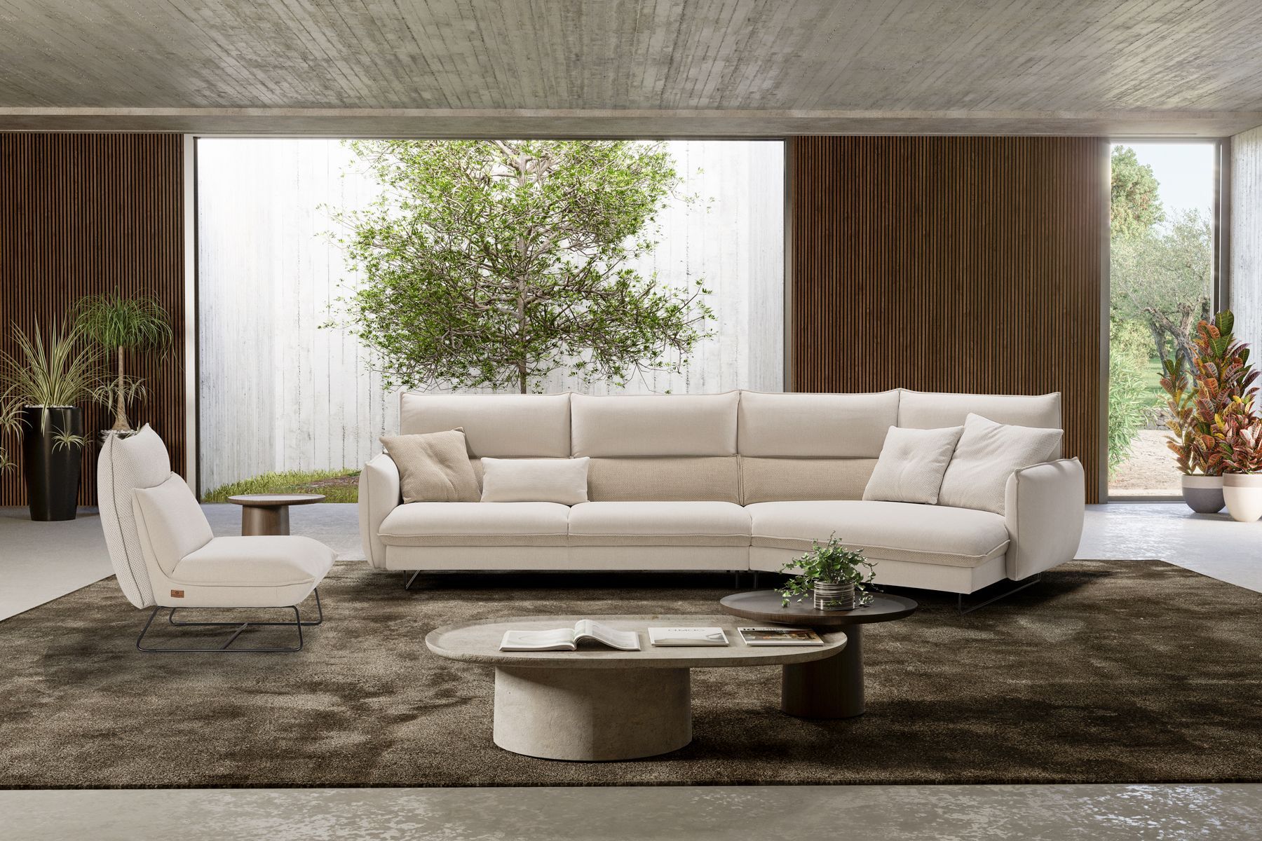 Soggiorno moderno beige con divano, poltrona, tappeto e tavolini da caffè.