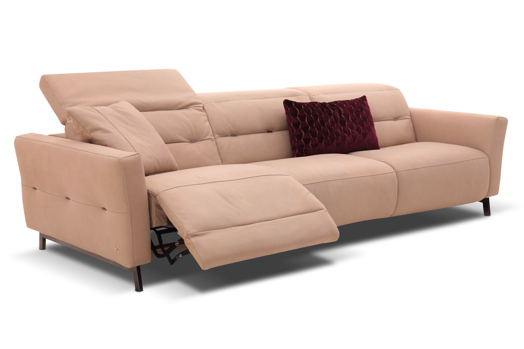 Divano reclinabile beige con poggiatesta regolabili e cuscino bordeaux.