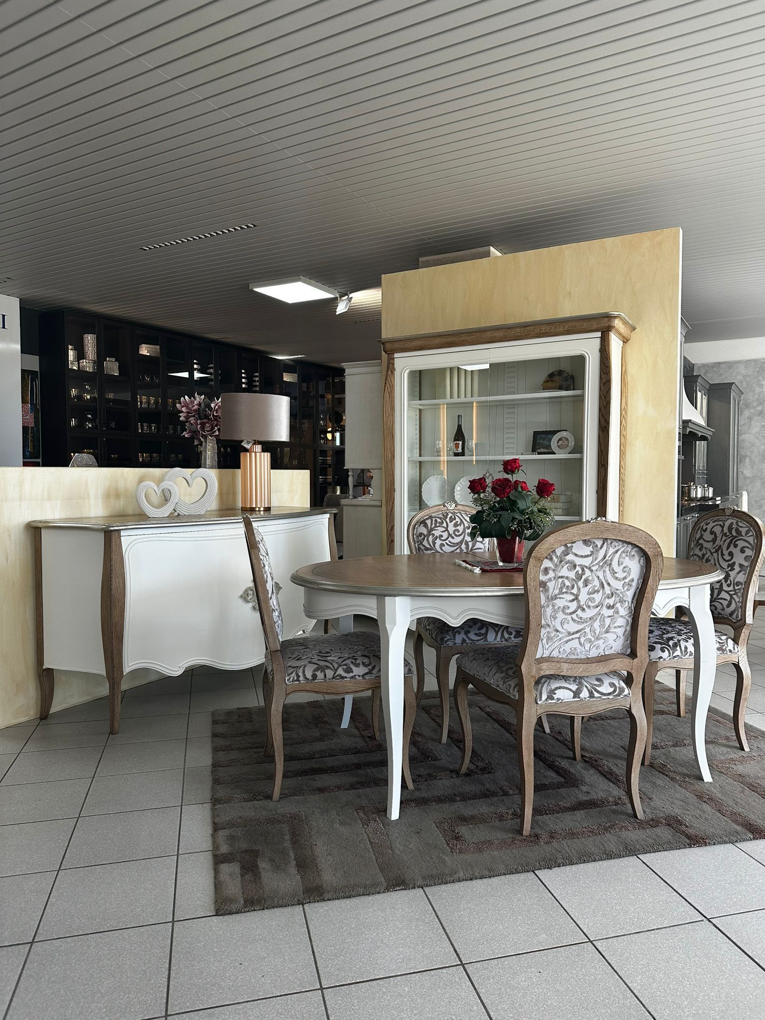 Sala da pranzo con tavolo, sedie, credenza e credenza. Stanza decorativa.