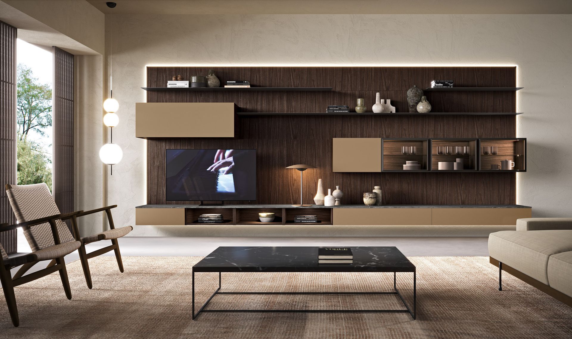 Soggiorno con parete decorativa in legno scuro, TV, mensole, divano neutro e tavolino da caffè in marmo.