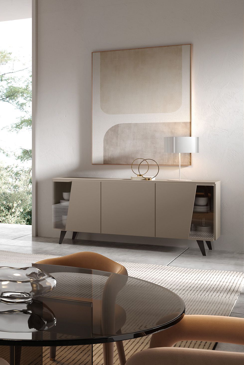 Credenza beige con opere d'arte, una lampada e un tavolo da pranzo in una stanza moderna dai toni neutri.