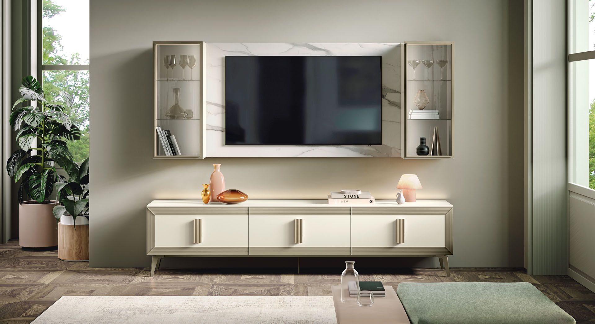 Soggiorno con mobile porta TV beige e oro, parete decorativa in marmo e finestra.