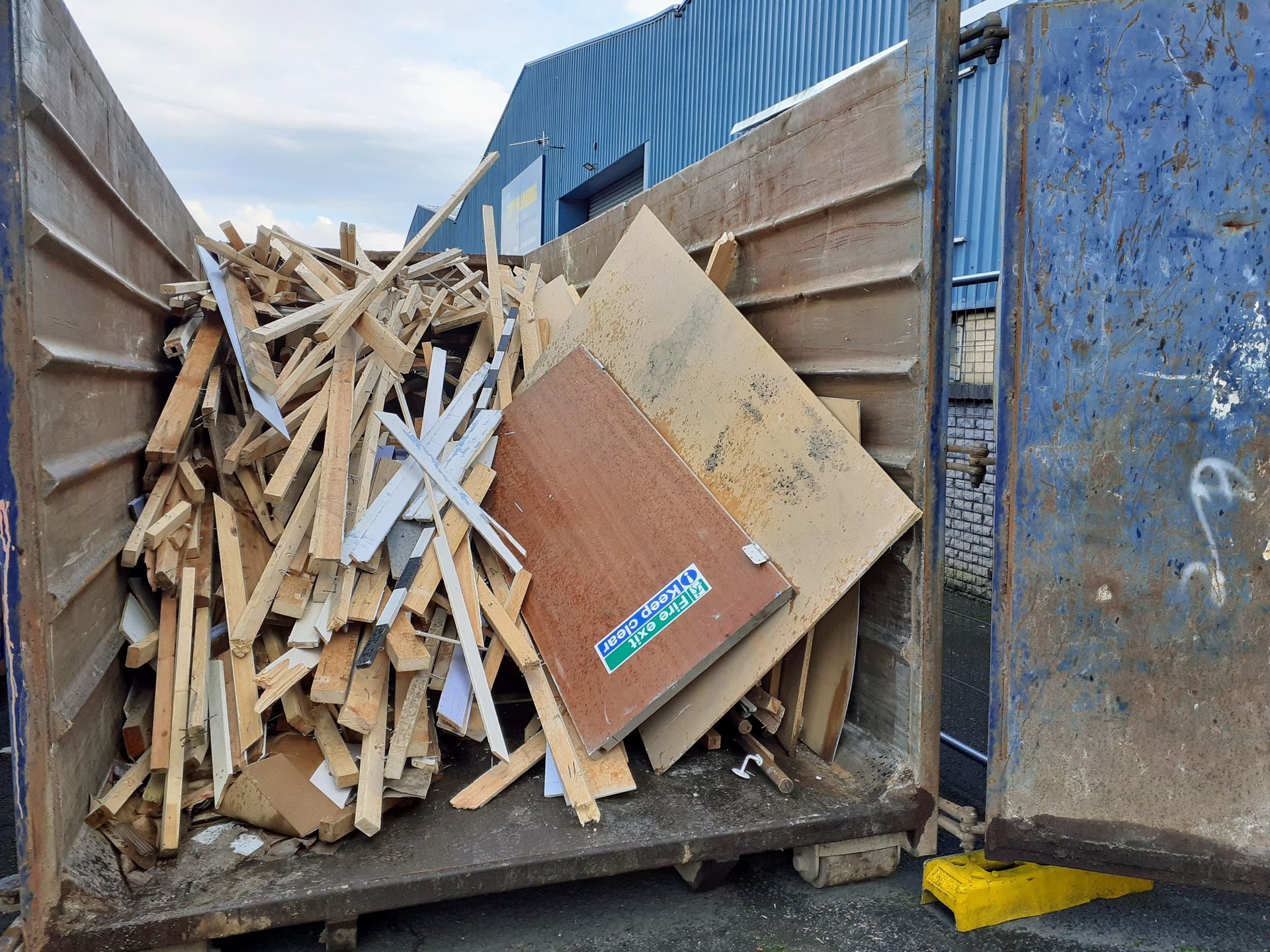 Hire a RoRo skip container in Glasgow by clicking here for an online roll-on roll-off skip hire quote in the Glasgow area