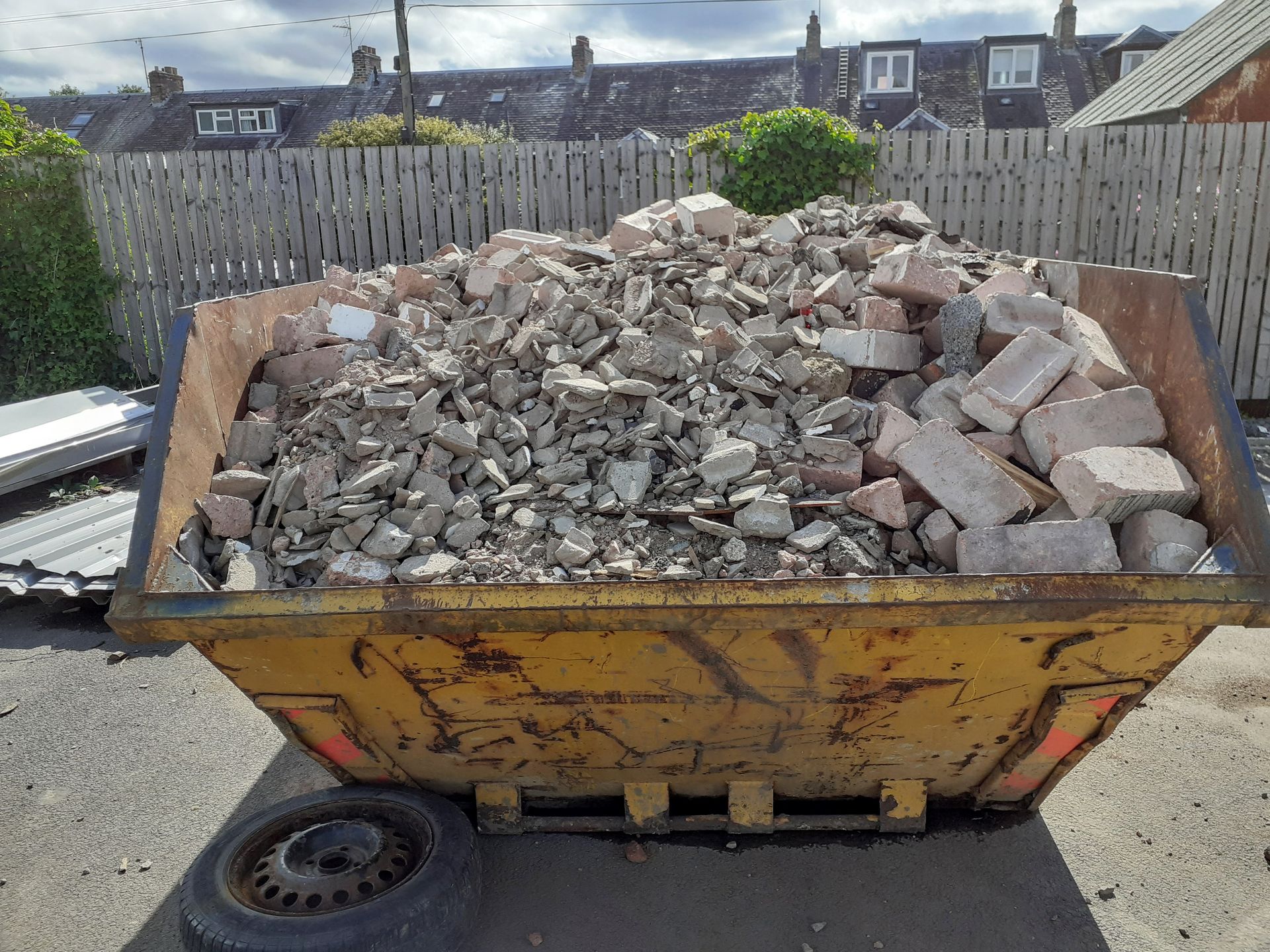 8 Yard Skip Hire Hire an 8yard builders skip in Glasgow