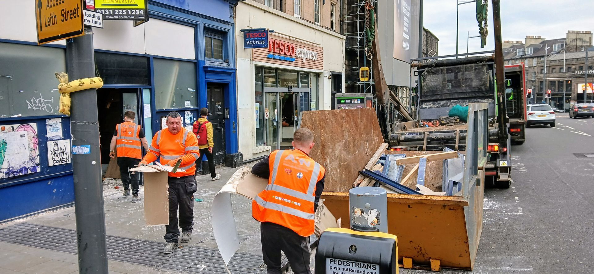 Book wait and load skip hire in Glasgow by clicking here, same or next day wait and load skips in the Glasgow area, no permit required