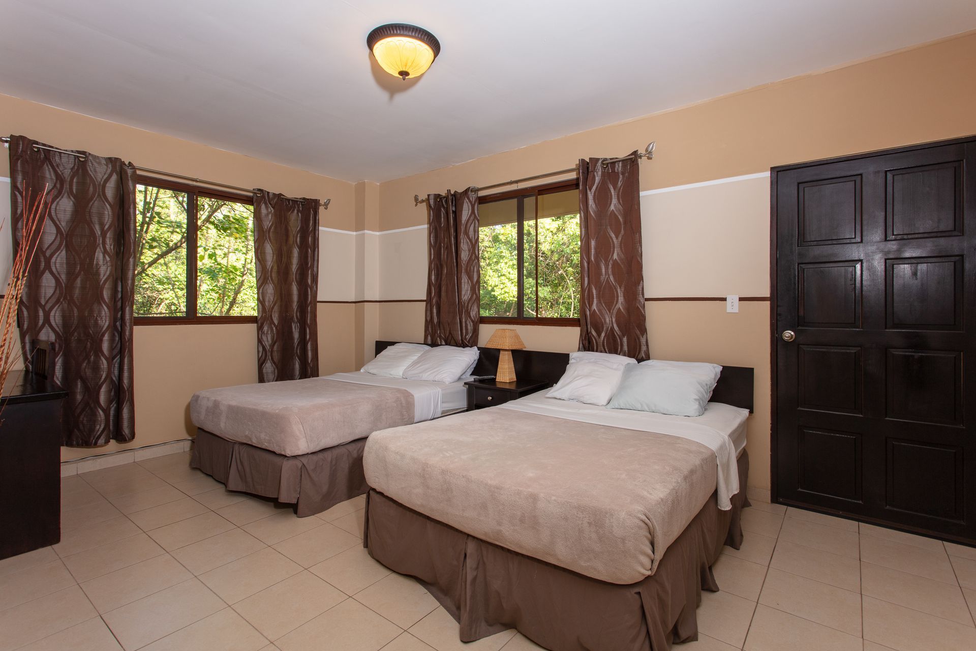 Manglar Lodge  offers the four cozy  free open WiFi and gardens where you can relax on the sun. El Palmar , San carlos