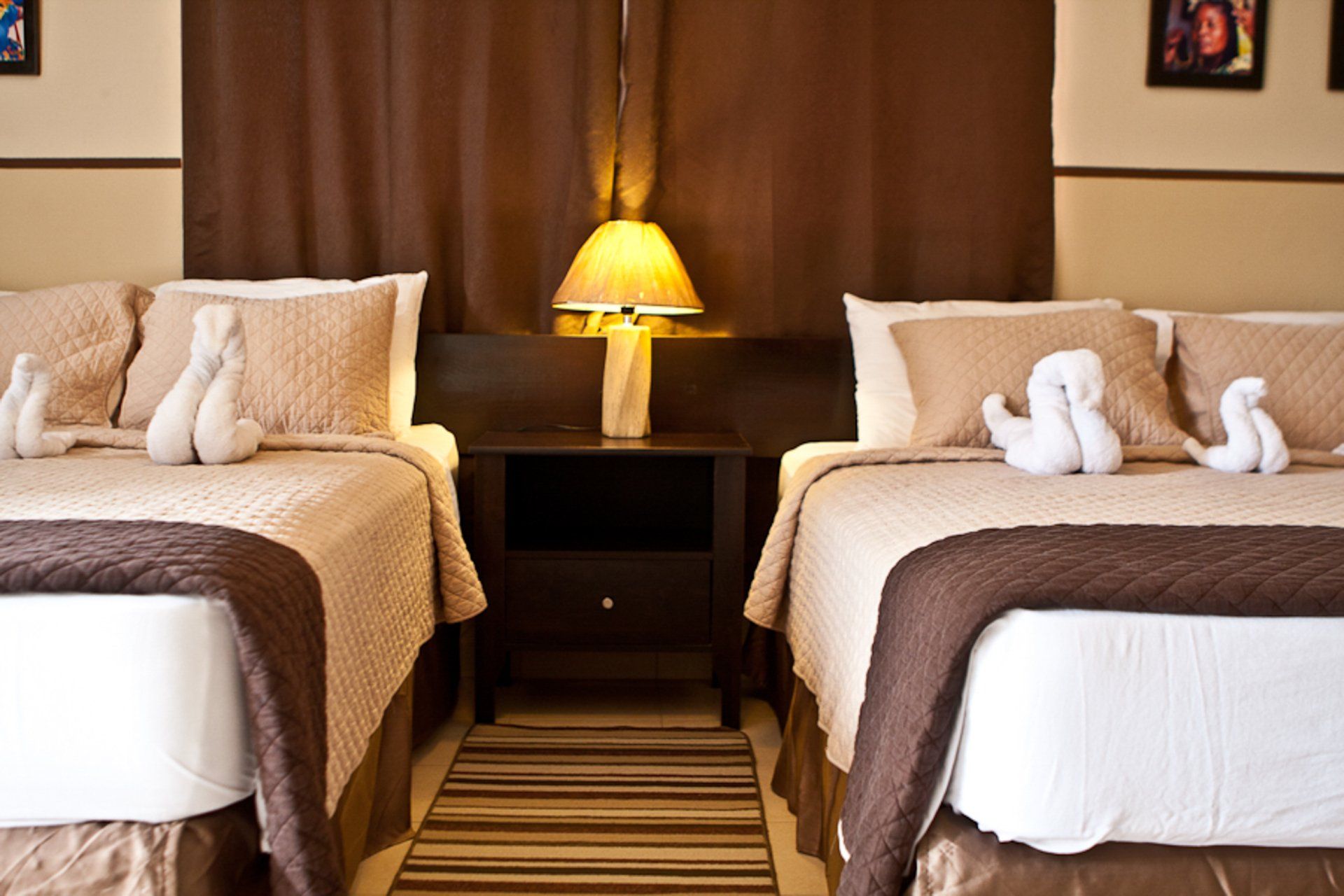 Manglar Lodge  offers the four cozy and clean rooms, with spacious bathroom, A/C, 32” LCD TV w/cable hair dryer ,