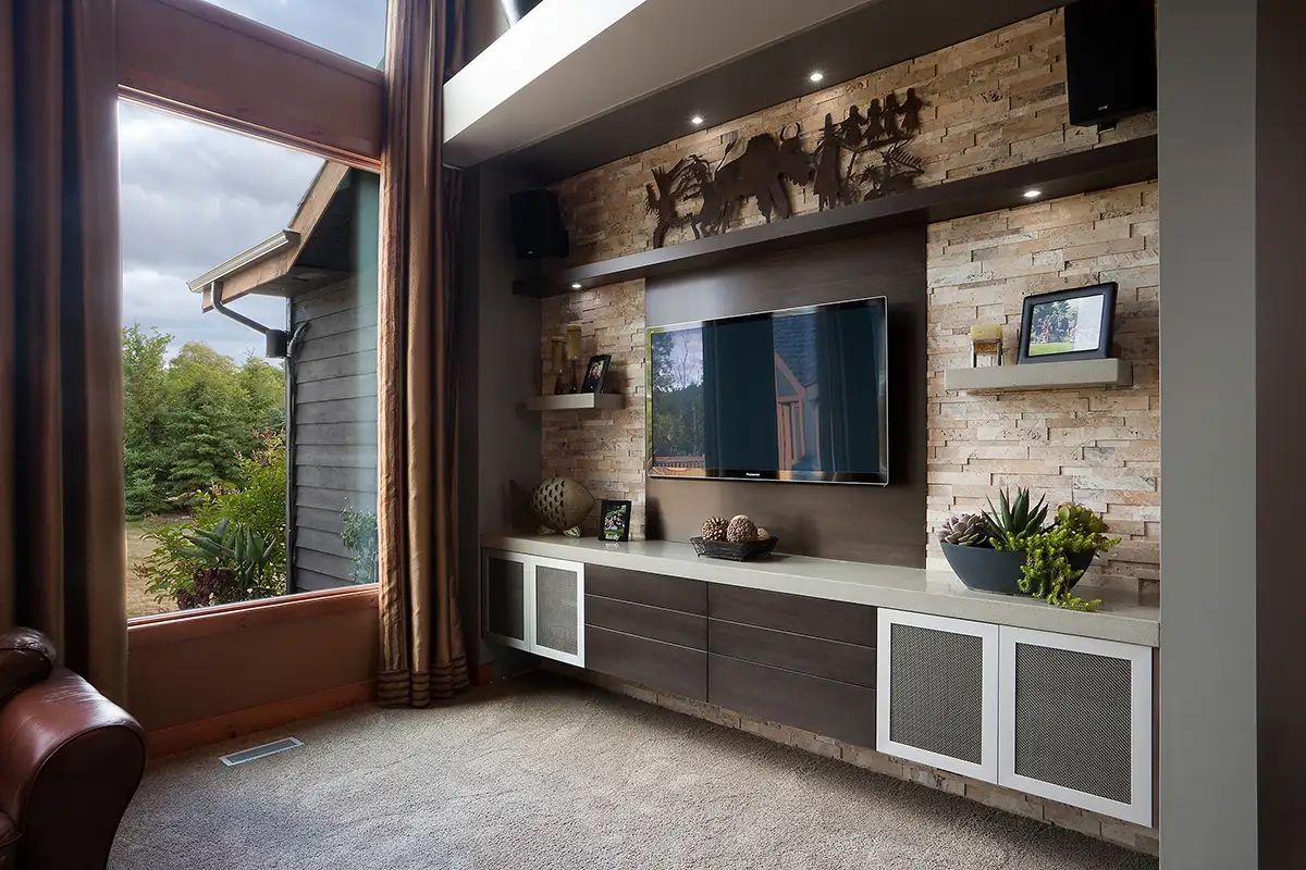 A living room with a flat screen tv mounted on the wall.