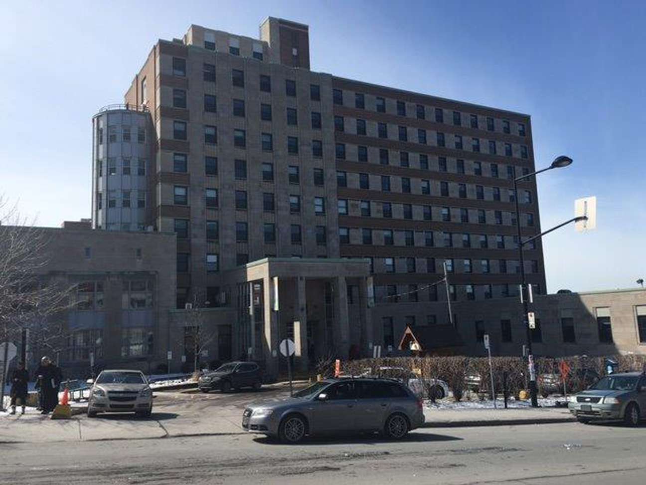 A large building with cars parked in front of it.