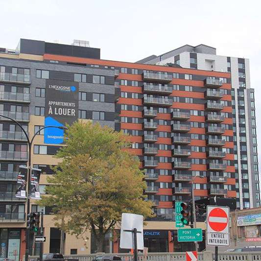 A building with a sign that says a louer on it