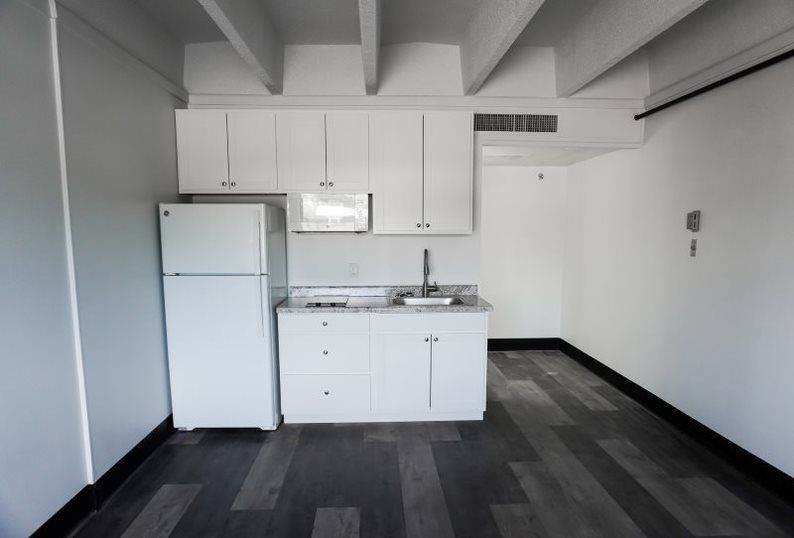 Continental Apartments - kitchen with appliances 05