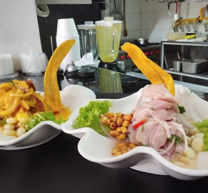 Dos tazones de comida sobre una mesa con una licuadora al fondo