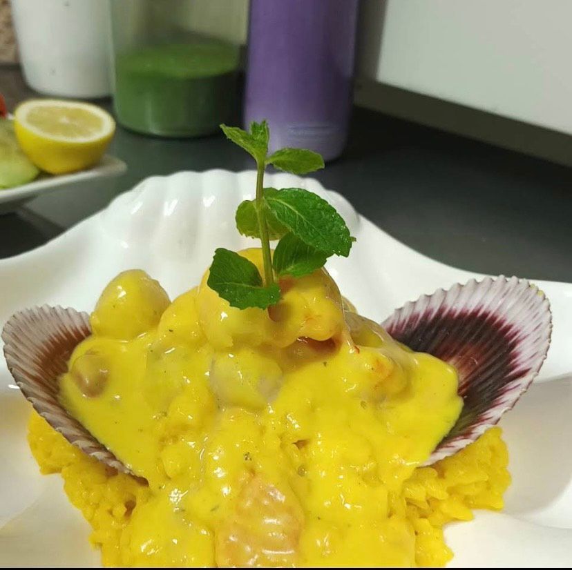 Un plato de comida con una planta encima.
