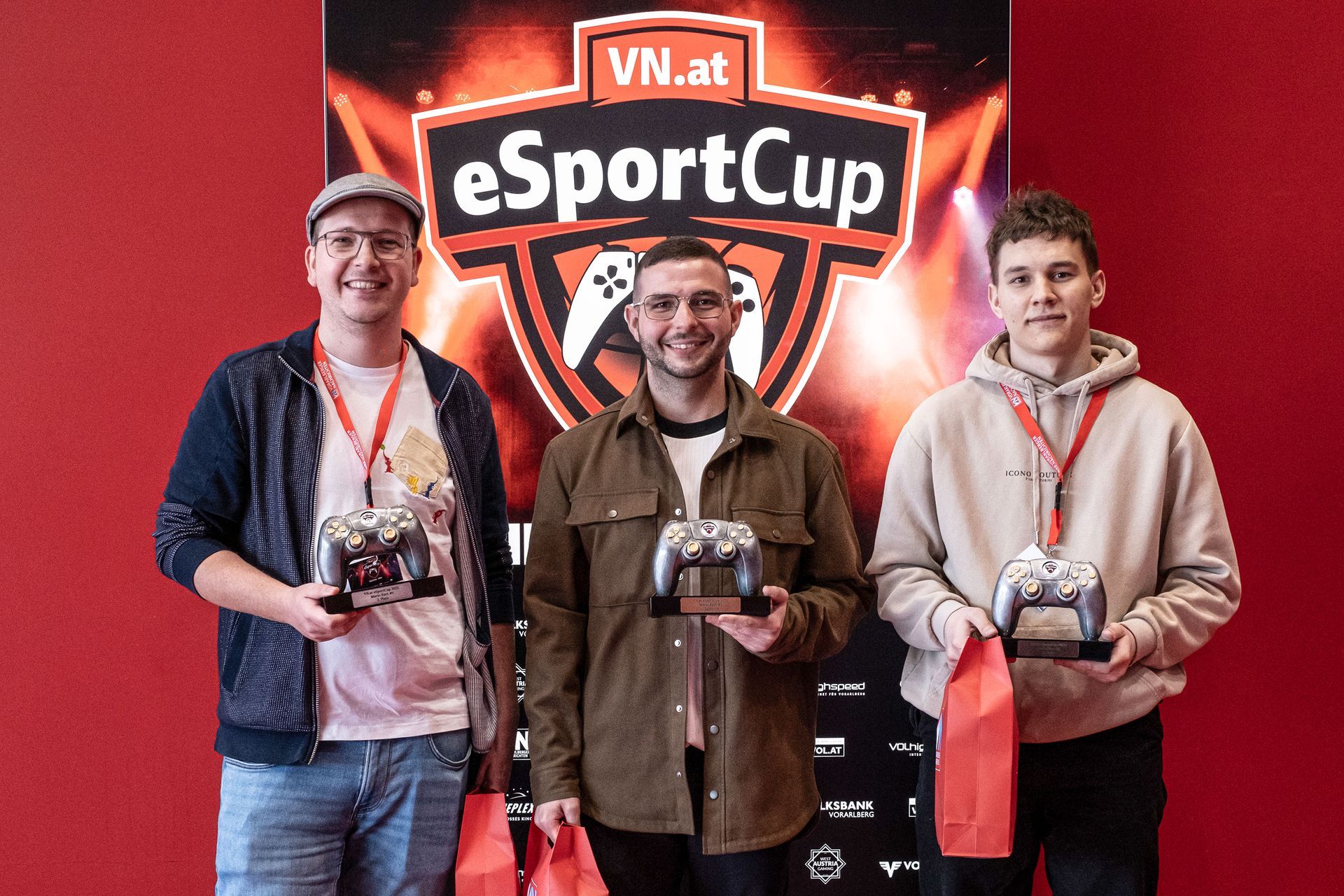 Teilnehmer:innen des eSportCup vor Sponsorenwand – offizielles Foto während des Events