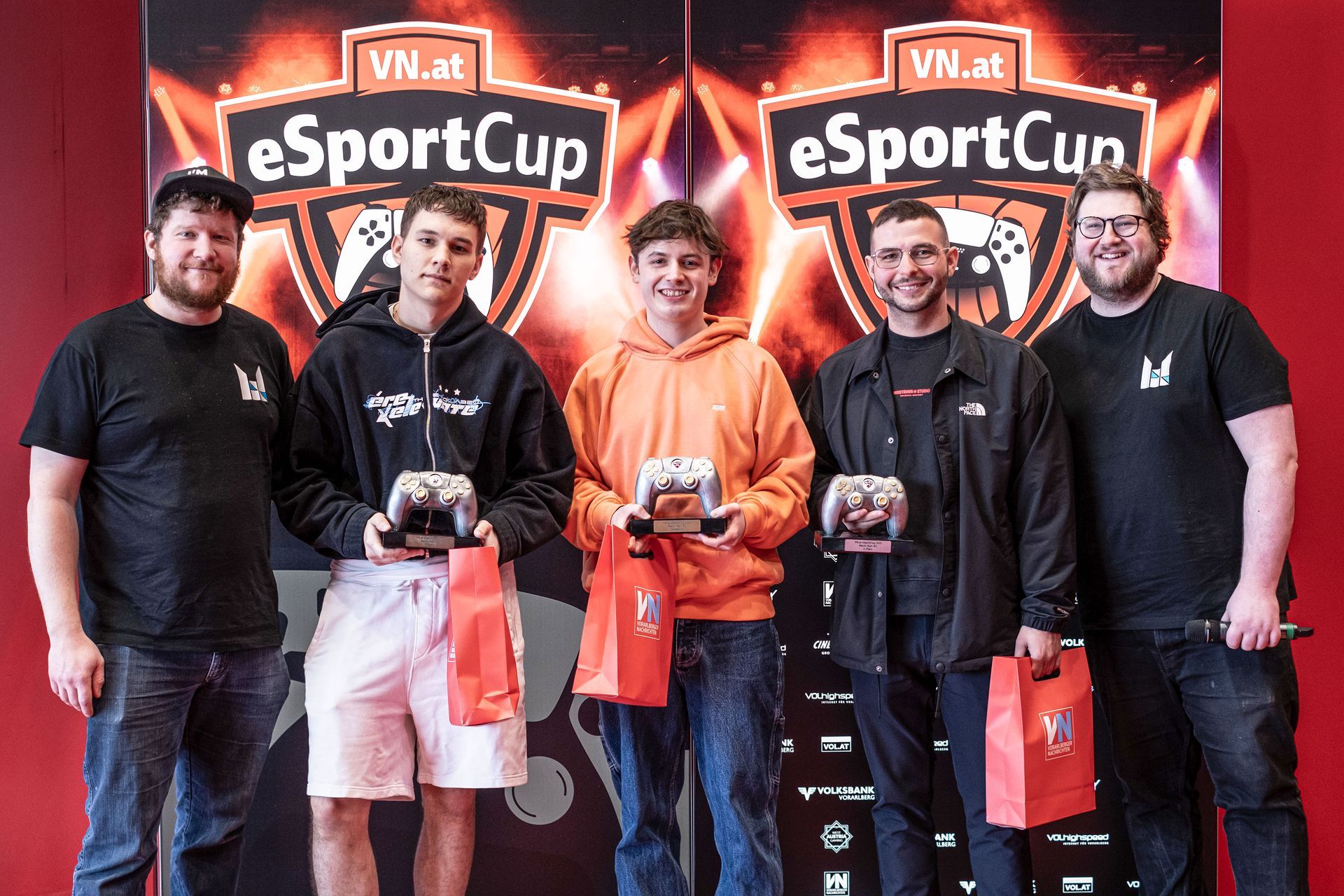 Teilnehmer:innen des eSportCup vor Sponsorenwand – offizielles Foto während des Events