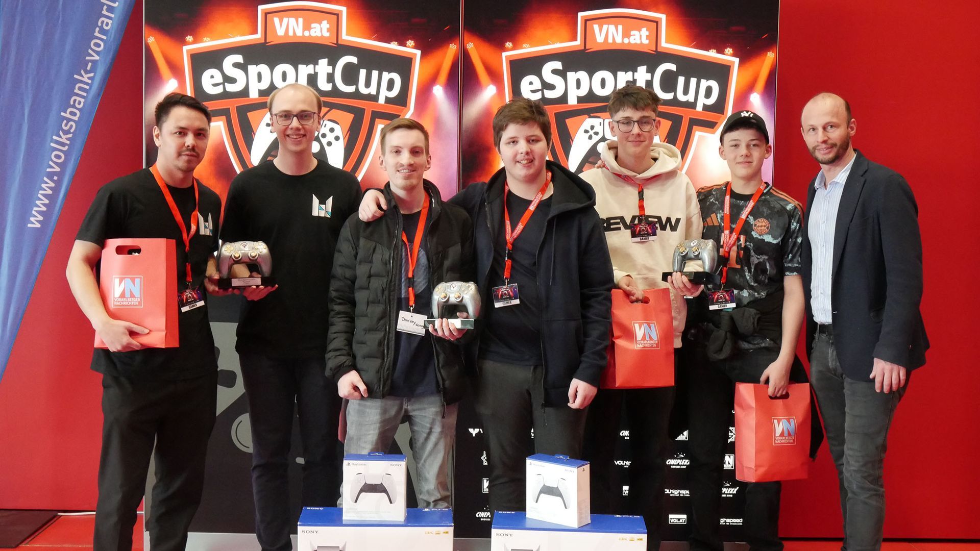 Teilnehmer:innen des eSportCup vor Sponsorenwand – offizielles Foto während des Events
