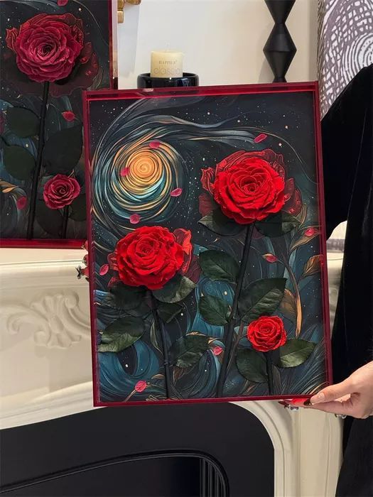 抽象花卉画，黑色背景上绘有红色玫瑰、深色叶子和闪闪发光的漩涡。