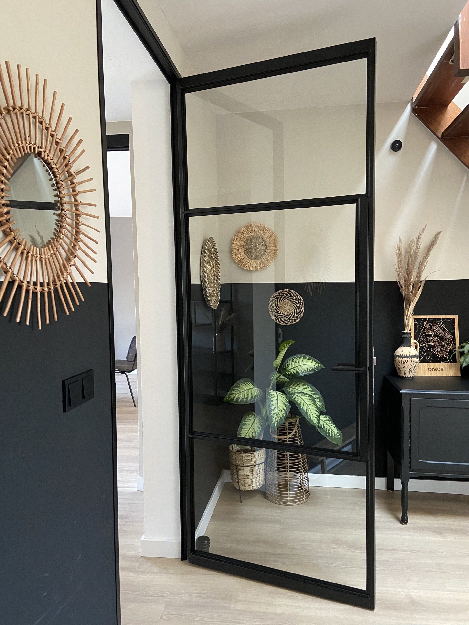 Openstaande stalen scharnierdeur