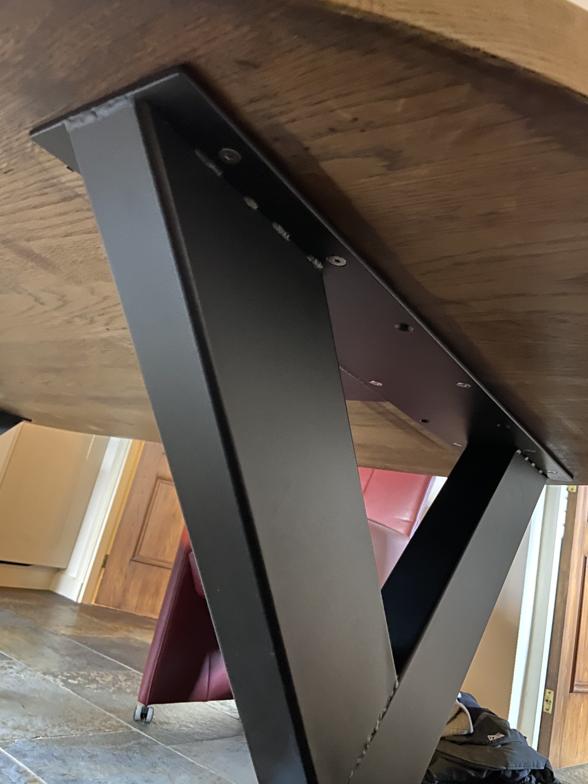 Afwerking stalen tafelpoot