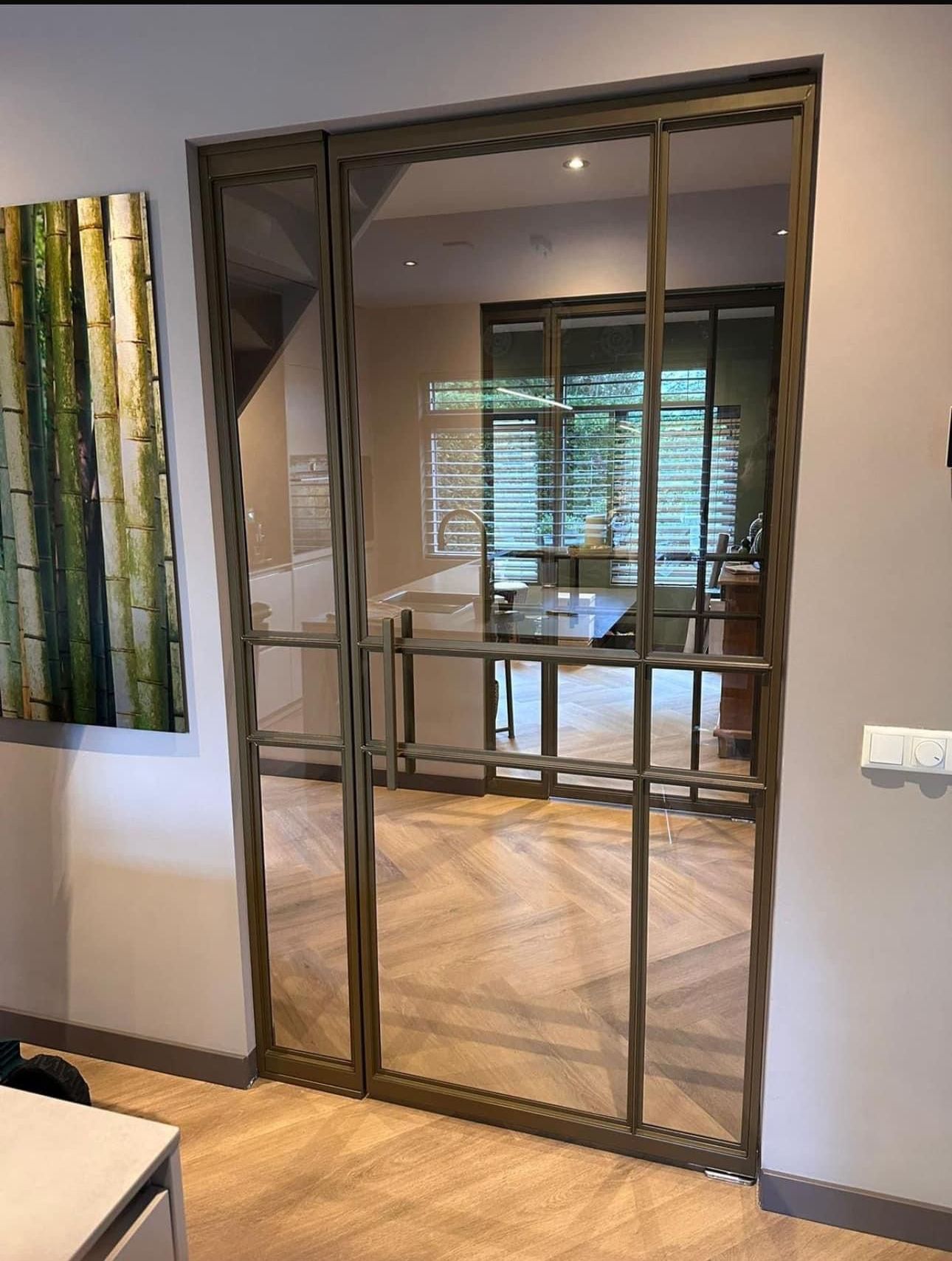 Zijlichten met taatsdeuren en een scharnierdeur