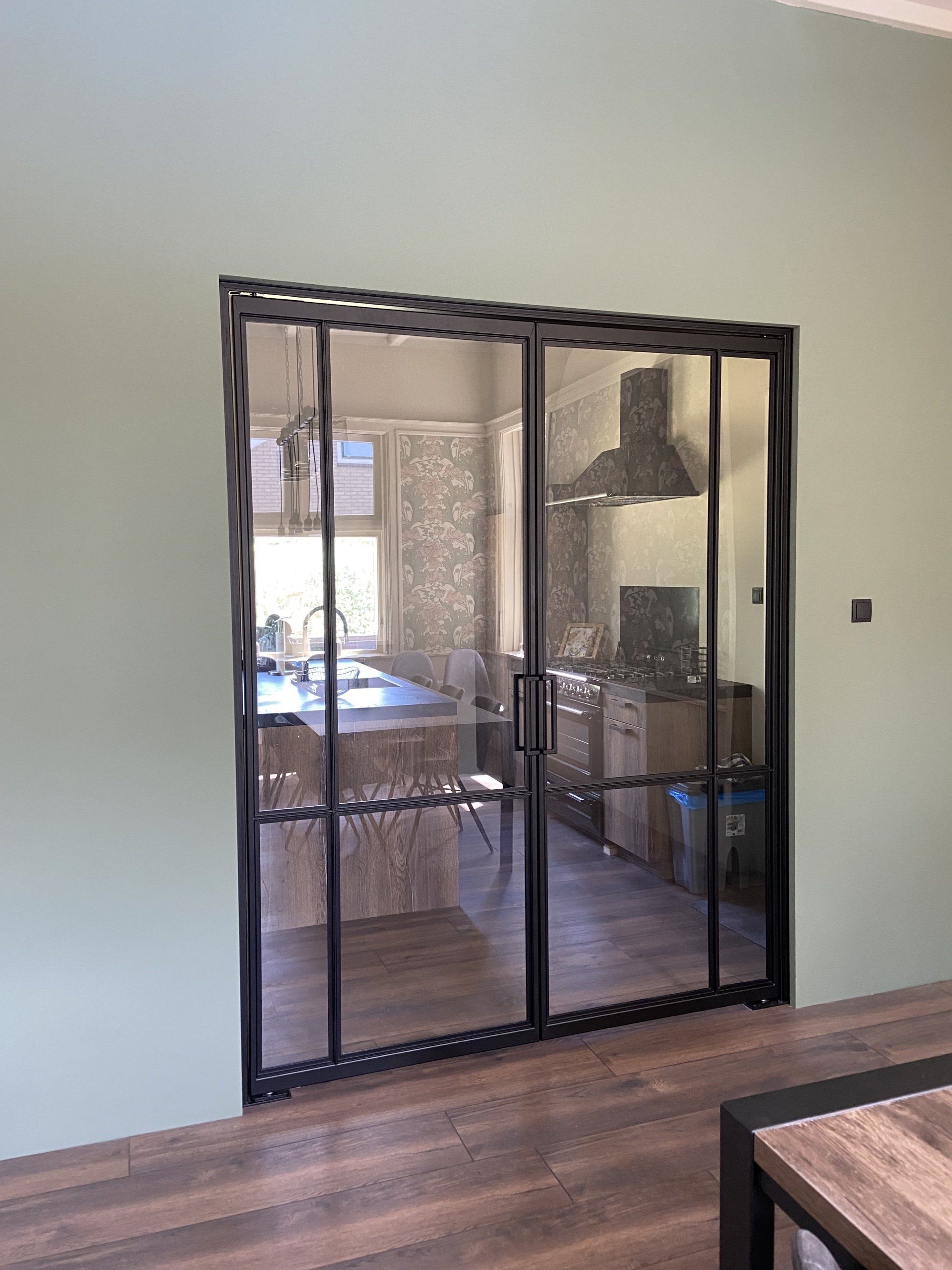 Maatwerk stalen taatsdeur