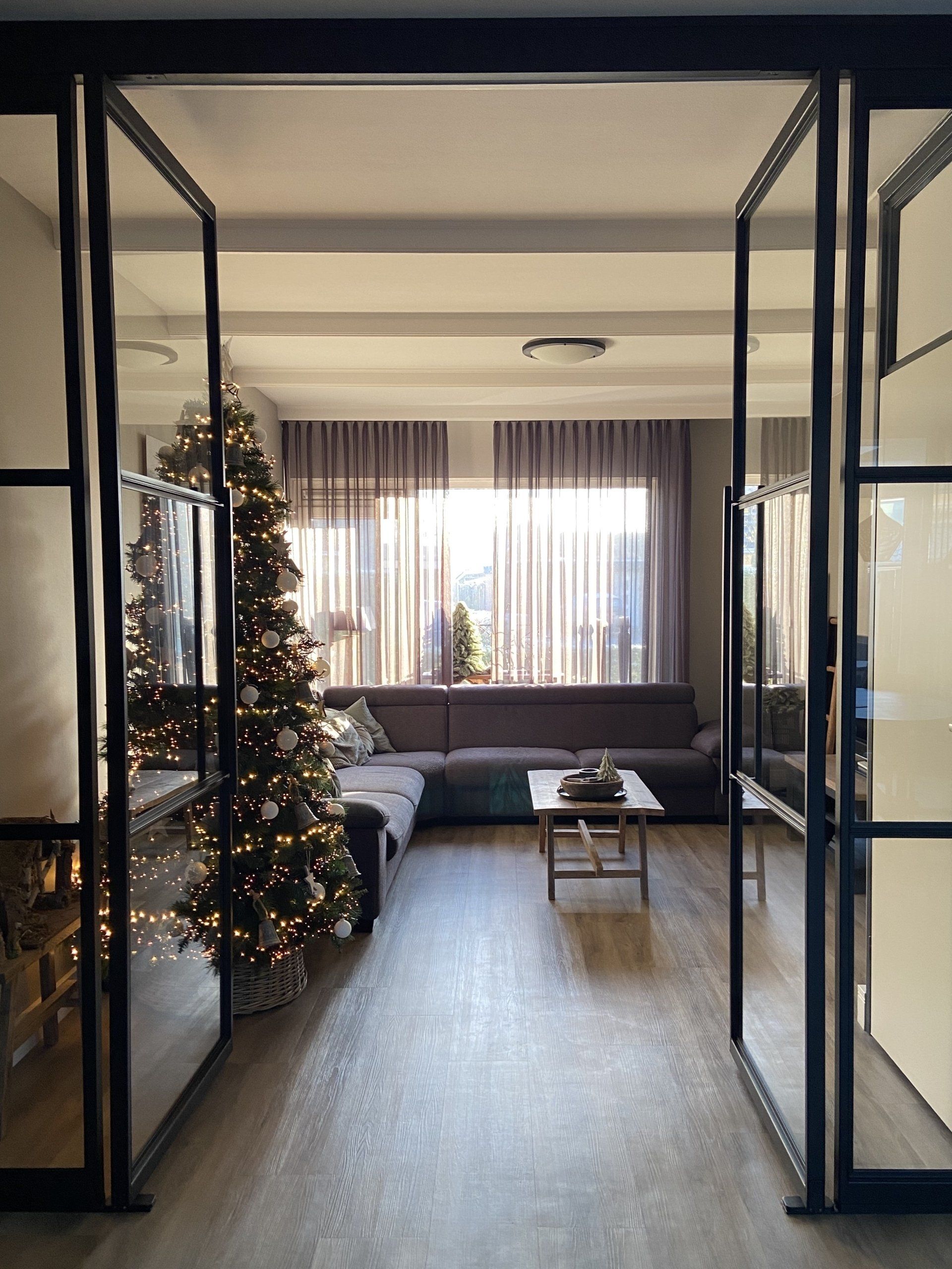 Openstaande stalen deuren