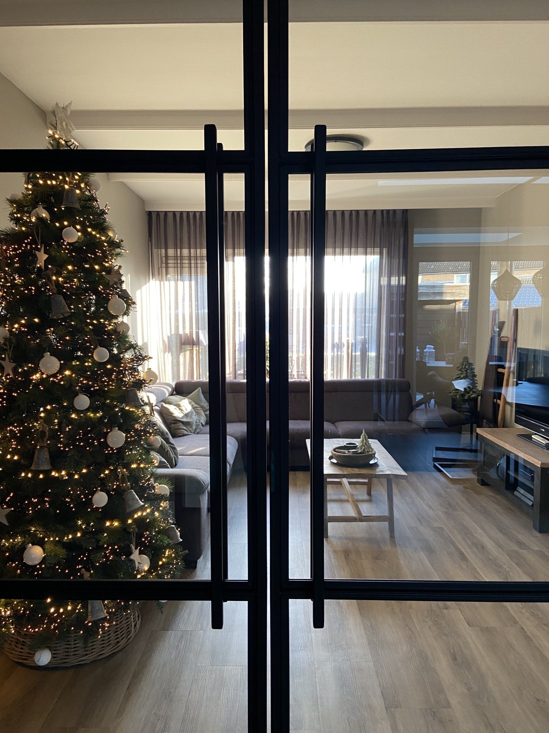 Grote stalen grepen op stalen deur