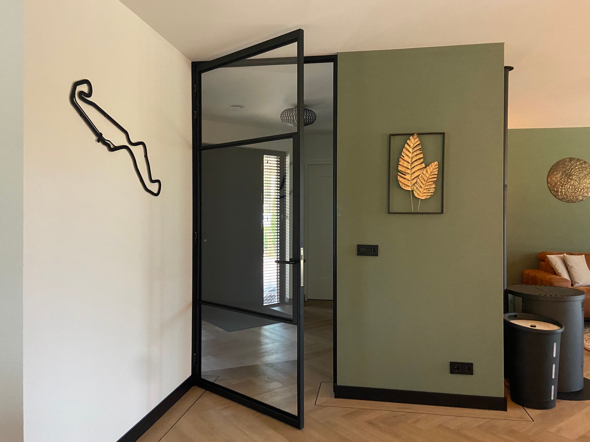 Twee stalen scharnierendeuren