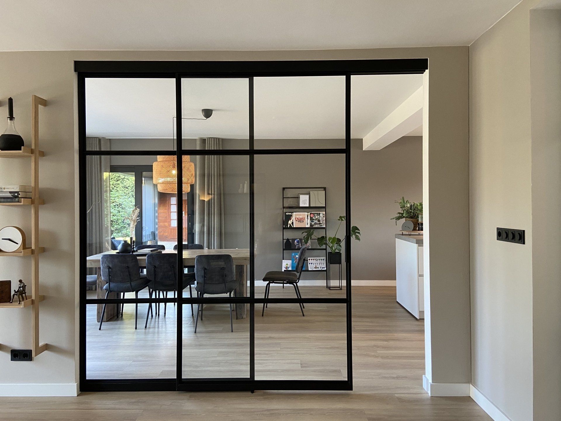 Openstaande brede schuifdeur staal