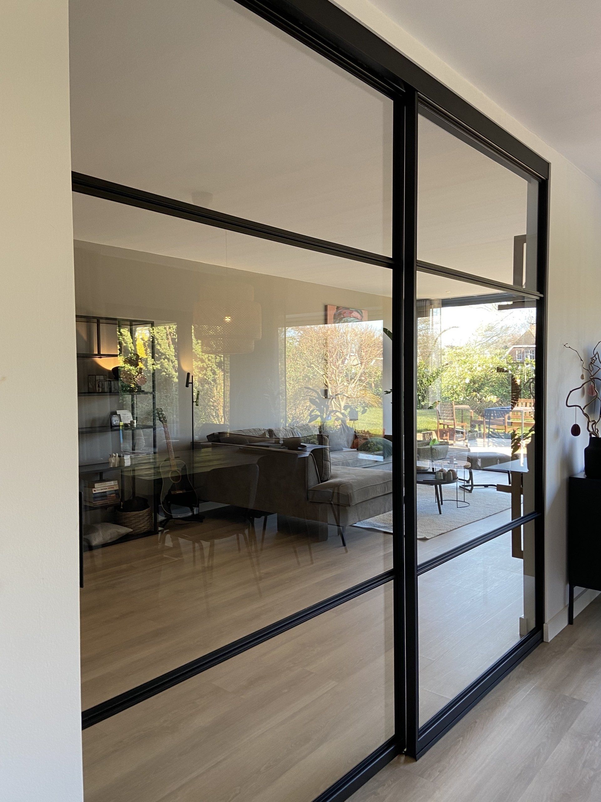 Grote stalen schuifdeur