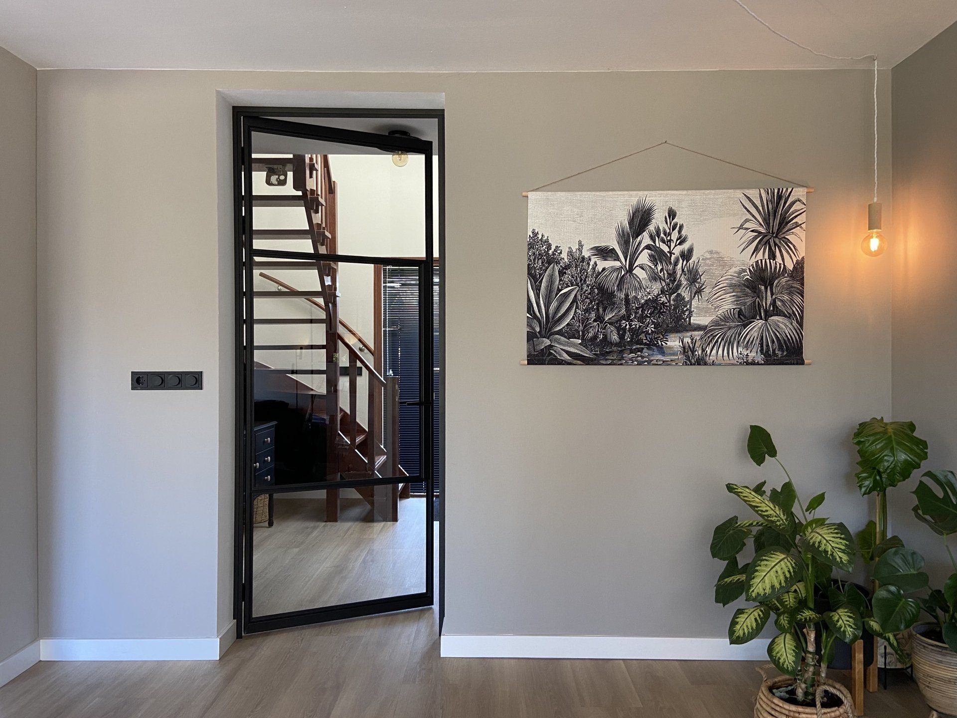 Stalen scharnierdeur hal