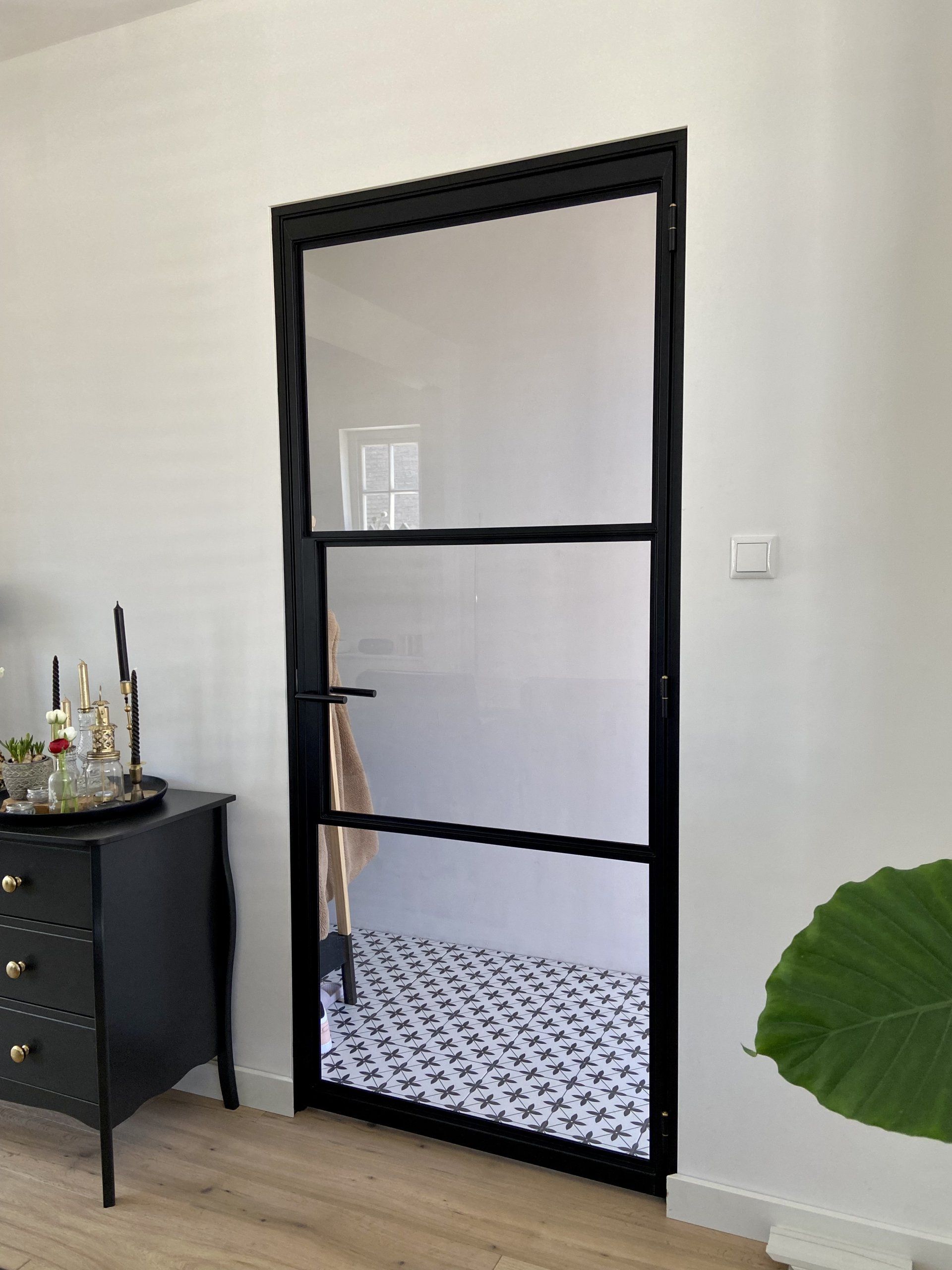 Open stalen schuifdeur met haldeur