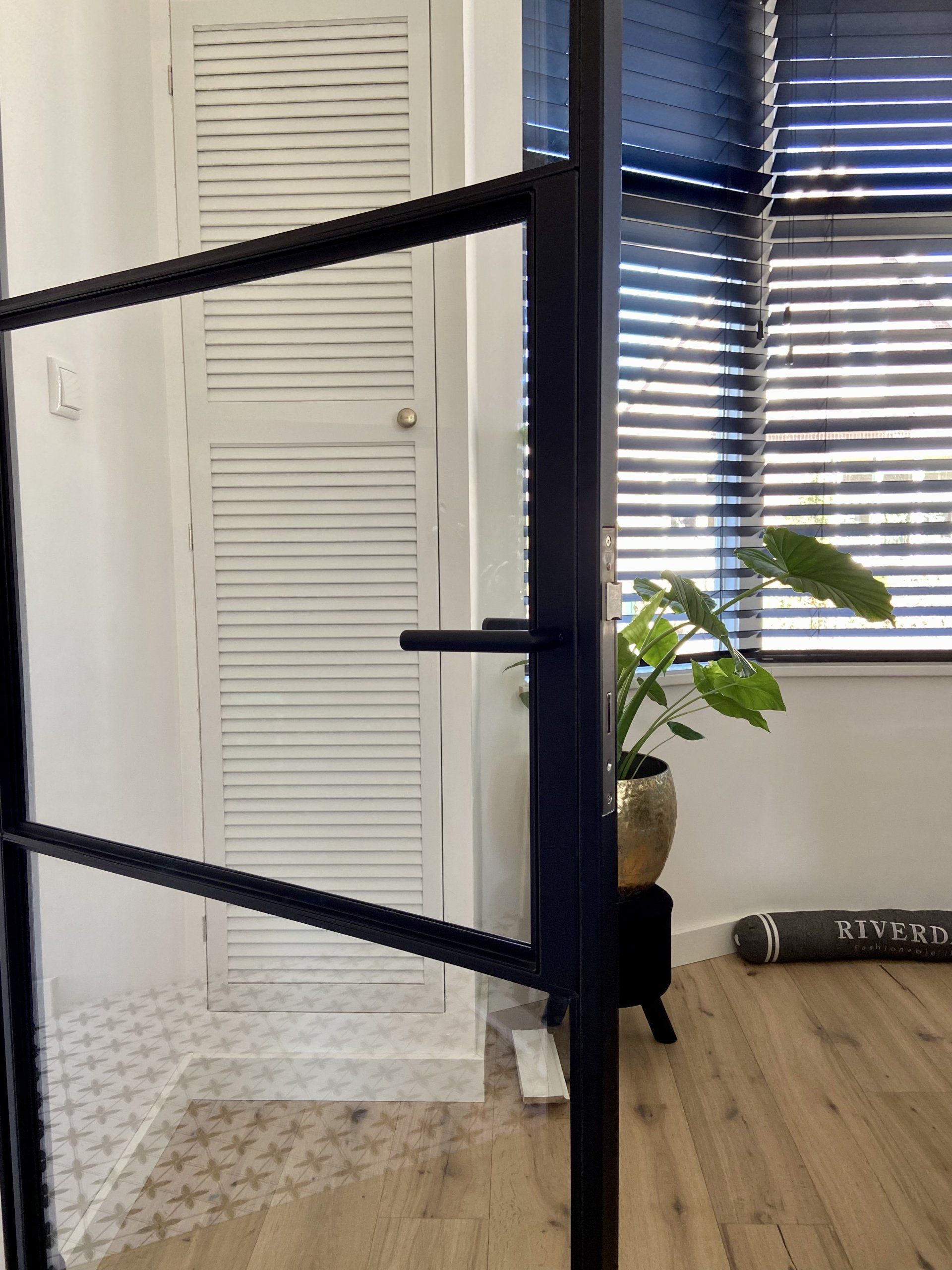 Openstaande stalen scharnierdeur