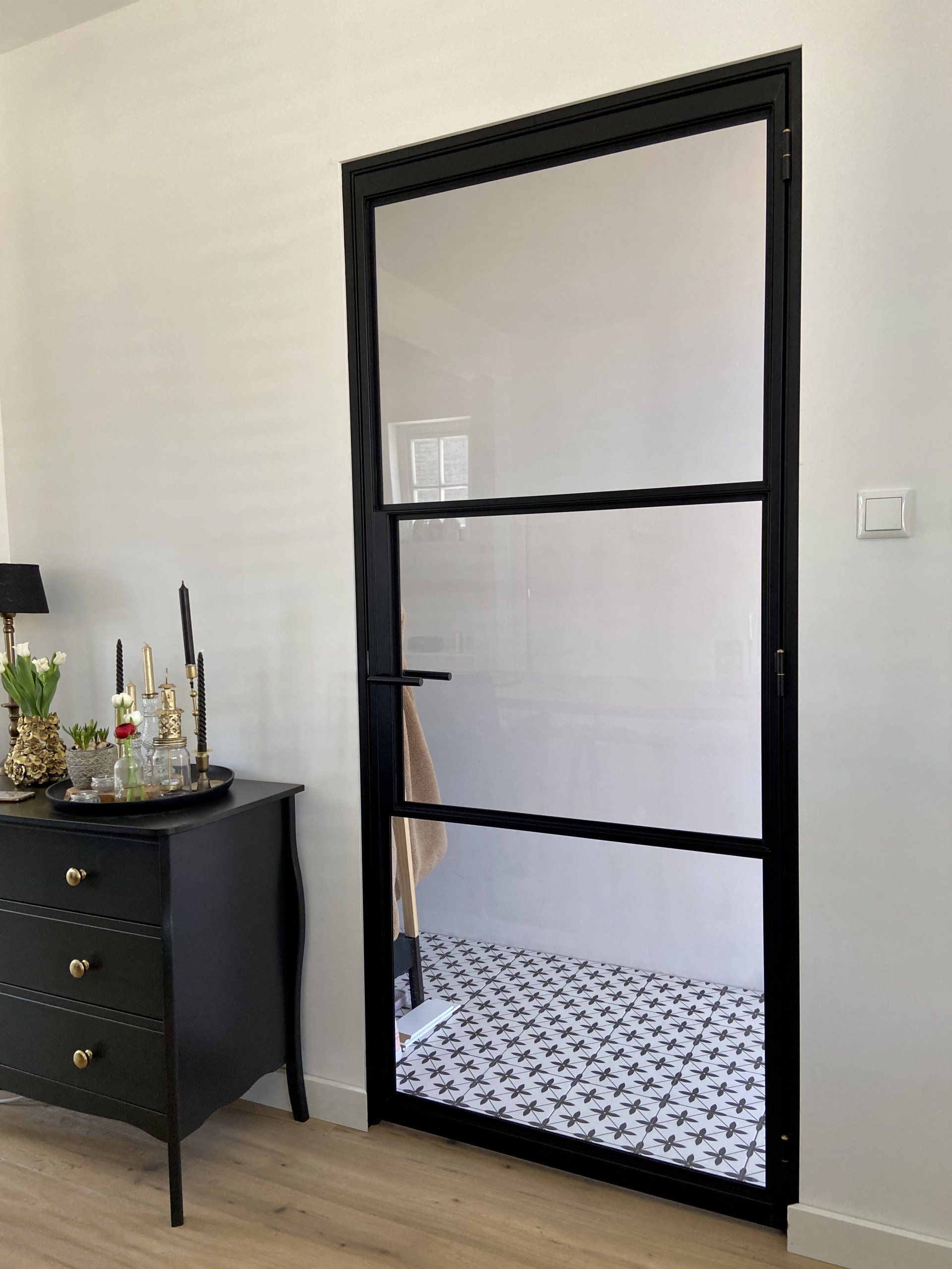 Stalen scharnierdeur in hal