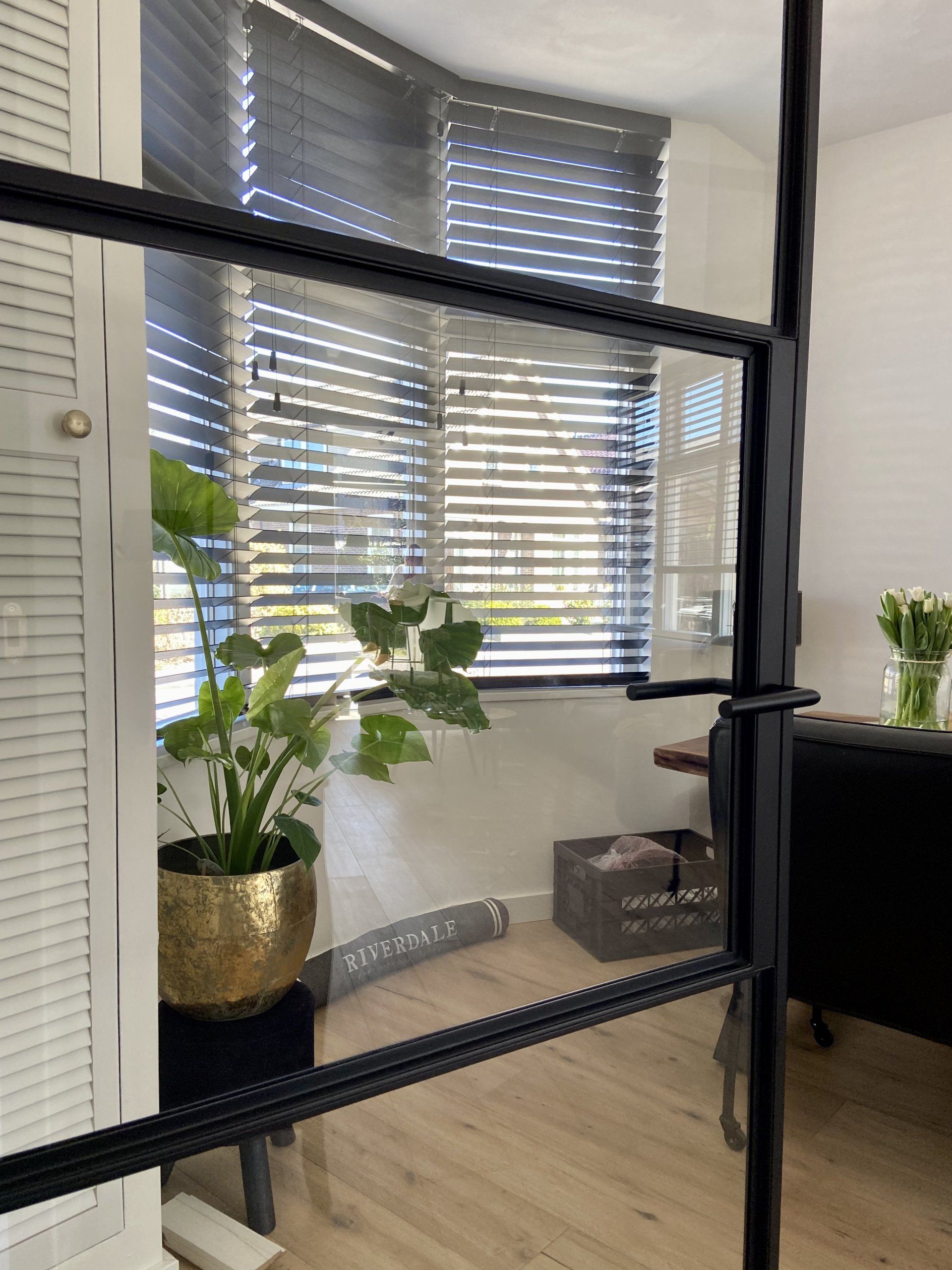 Stalen scharnierdeur hal