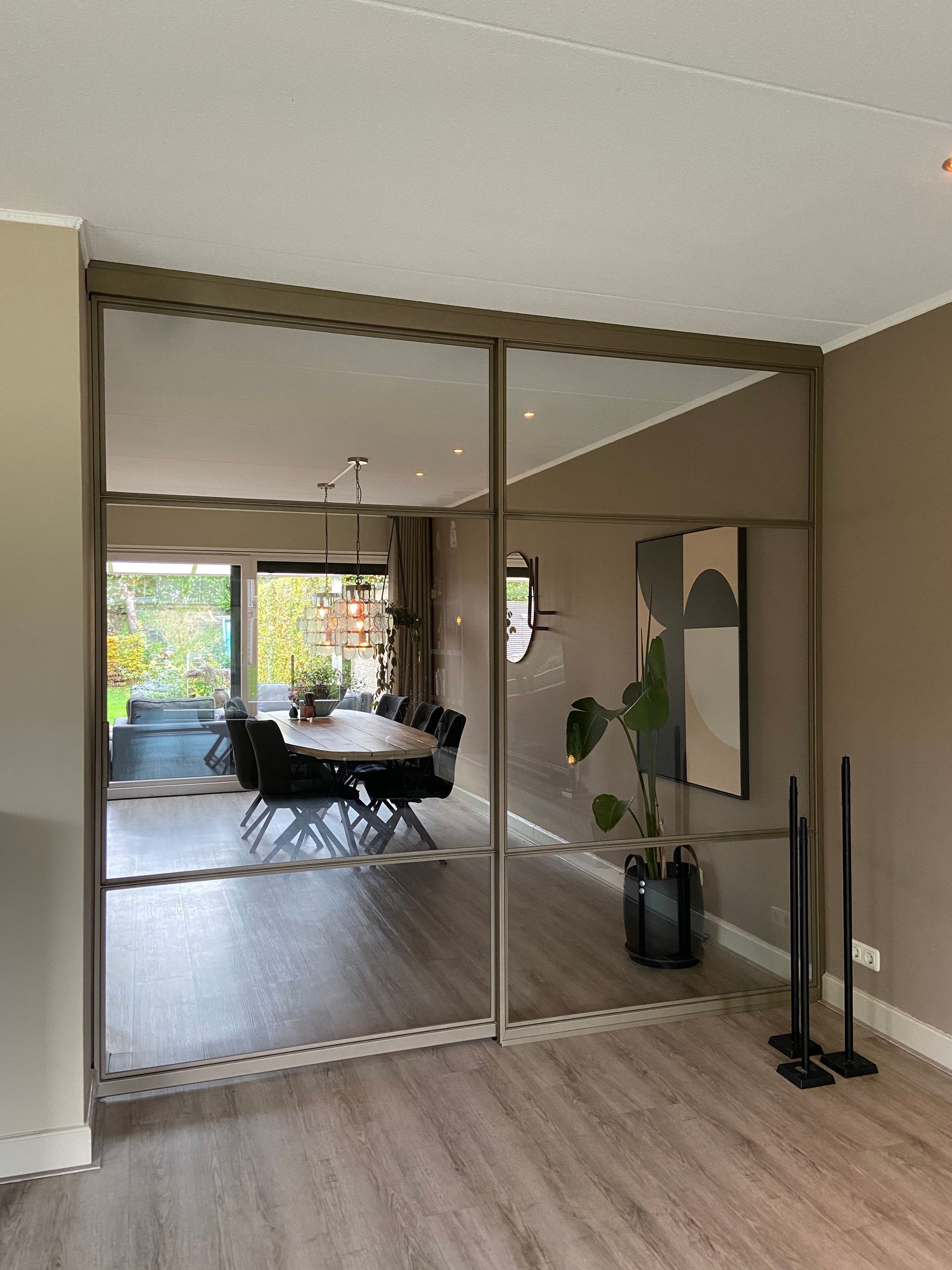 Bronzen stalen wand met schuifdeur